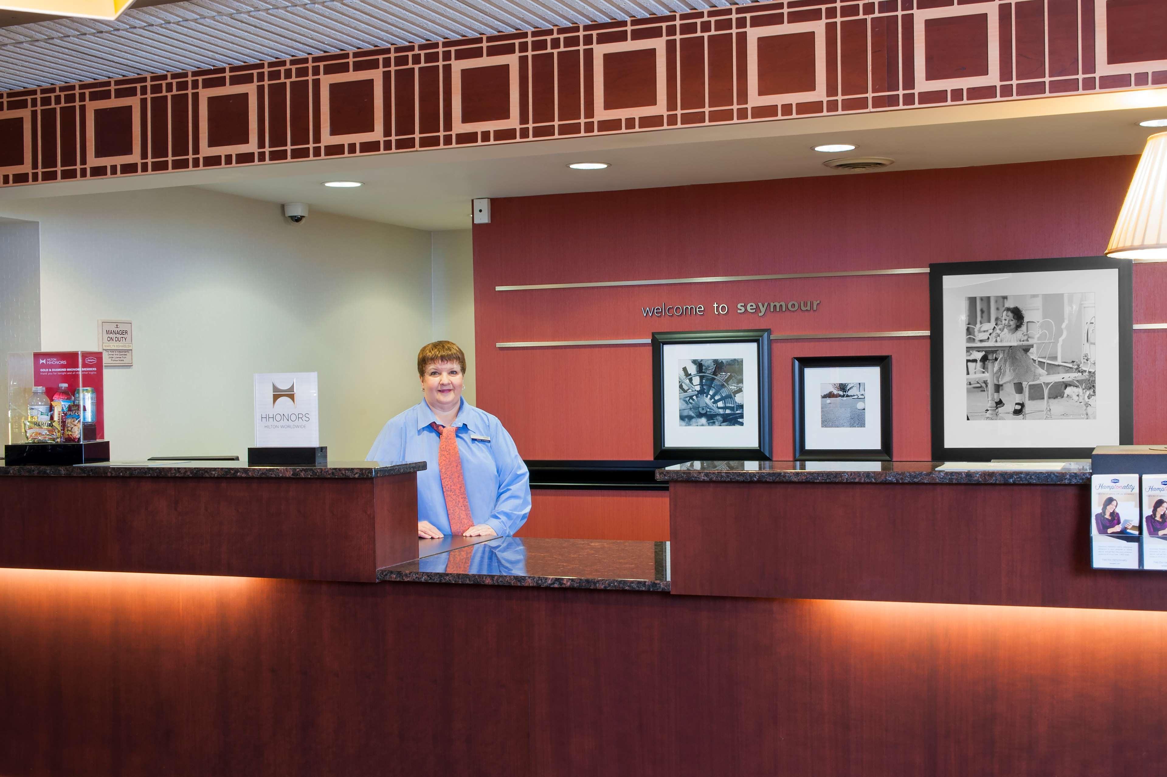 Hampton Inn Сеймур Экстерьер фото